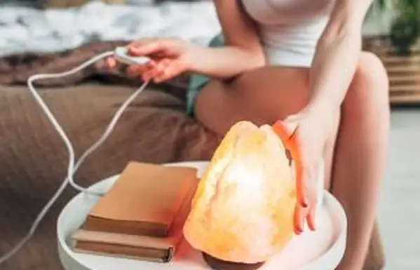 accensione della lampada di sale dell'Himalaya