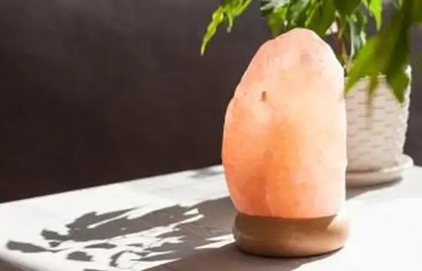 Lampada con cristalli di sale rosa dell'Himalaya