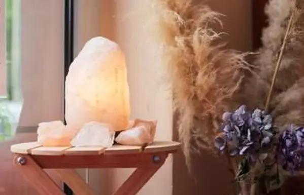 Come pulire una lampada di sale dell'Himalaya (più consigli per la cura quotidiana)