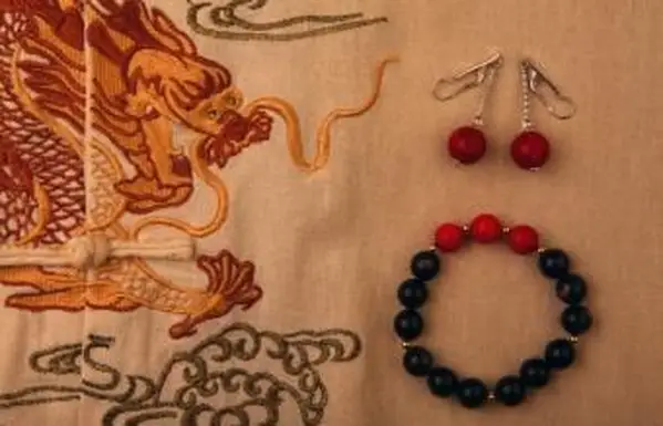 Pulsera de piedra obsidiana dragón fondo textil