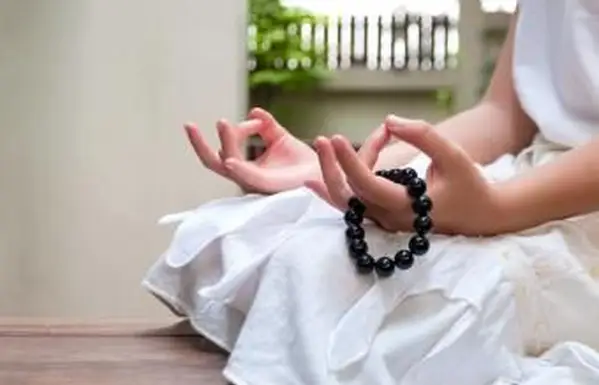 Usar un brazalete de obsidiana negra para riqueza y bendiciones