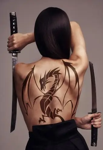 tatouage de dragon sur femme