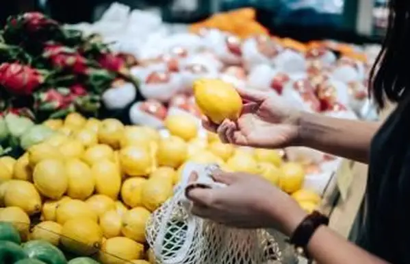 Mulher comprando limões frescos