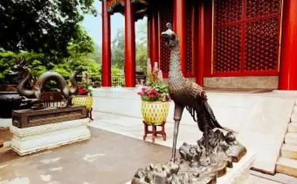 Statue de Phoenix devant un bâtiment