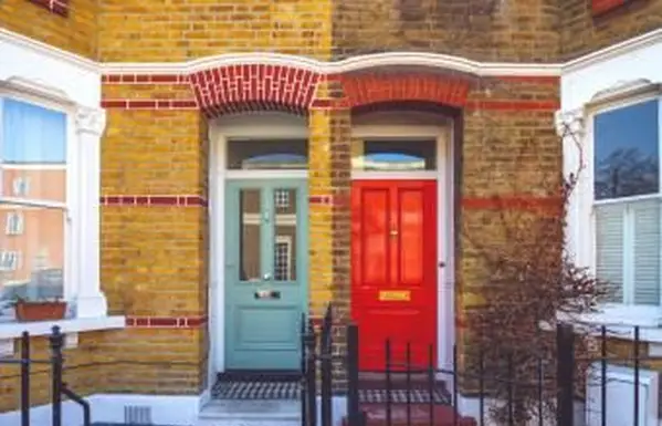 벽돌 외관에 빨간색과 녹색 문