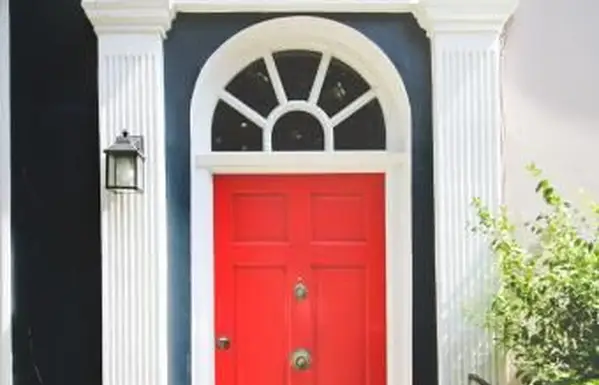 풍수와 그 너머의 붉은 현관 의미