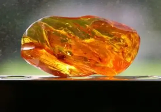 Bursztynowy kamień
