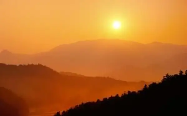 Nascer do sol do topo da colina