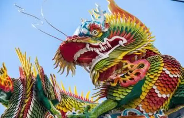 Basso angolo vista della statua del drago contro Sky