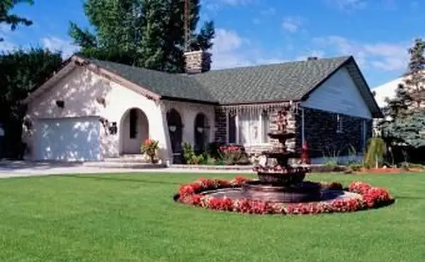 Dom s upraveným predným dvorom a vodnými fontánami