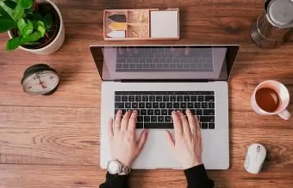 ruky pracujú na notebooku