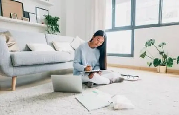 Mladá žena si niečo zapisuje