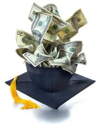 De l'argent et une casquette d'obtention du diplôme universitaire