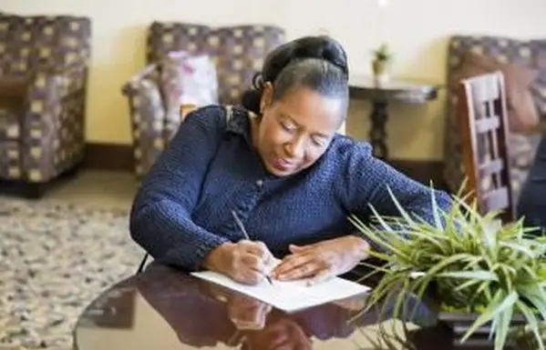 書類に記入する女性