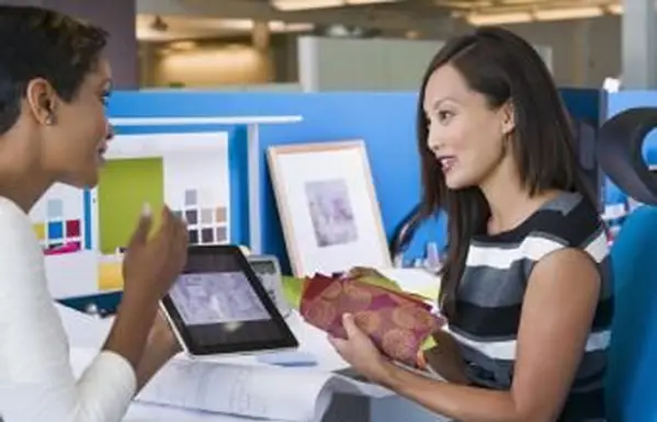 Návrhár interiérov pracujúci s klientom