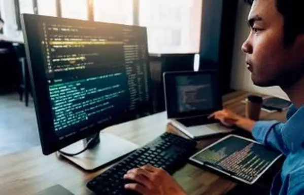 Počítačový analytik pri práci