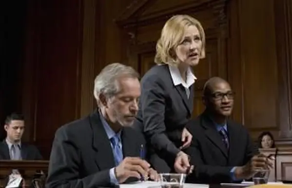 Žena právnička v súdnej sieni