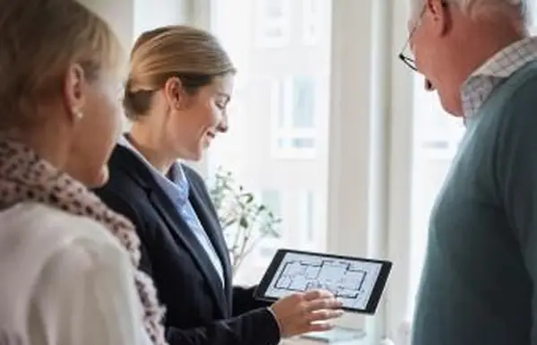 Odhadca nehnuteľností pracujúci s klientmi