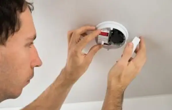 Perché il mio rilevatore di fumo emette un segnale acustico?