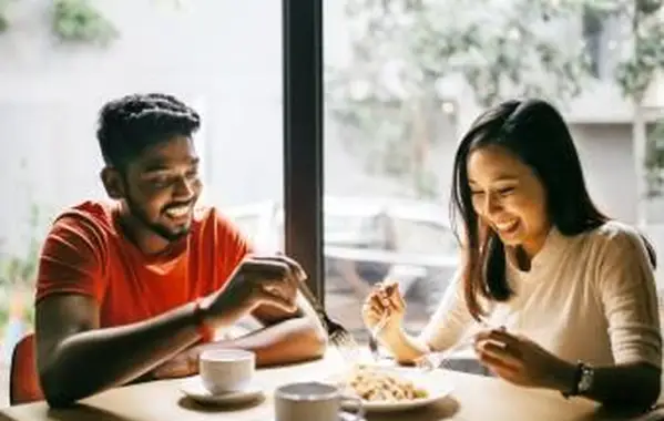 זוג צעיר בדייט ראשון