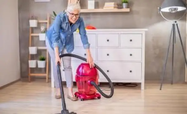dona de casa aspirando piso laminado
