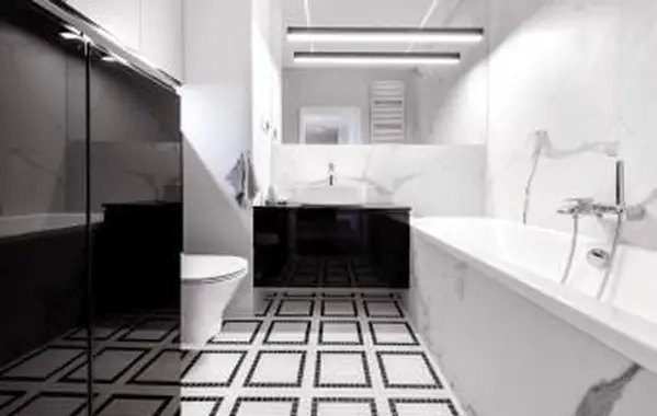 대리석으로 마감 된 흑백 스타일의 현대적인 욕실