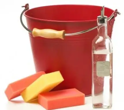 나무 바닥 청소를위한 식초