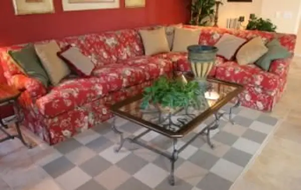 אריחי שטיח משובץ