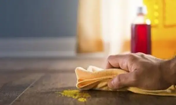 나무 바닥에서 페인트 제거