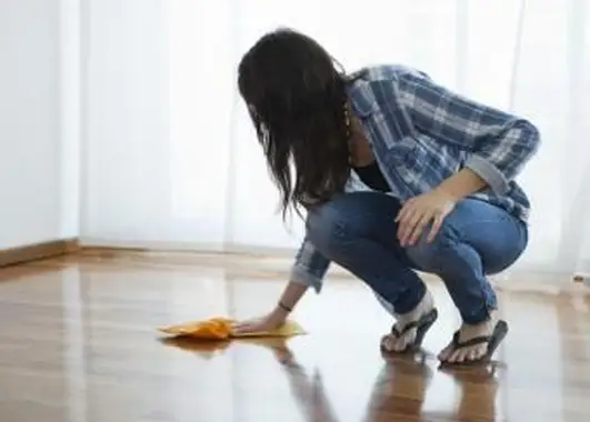 כיצד להוריד סימני שפשוף מרצפות הפרקט