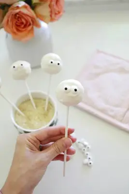 making a mummy halloween cake pop