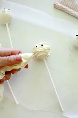 making a mummy halloween cake pop