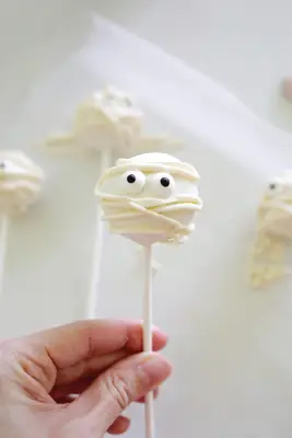 mummy halloween cake pop