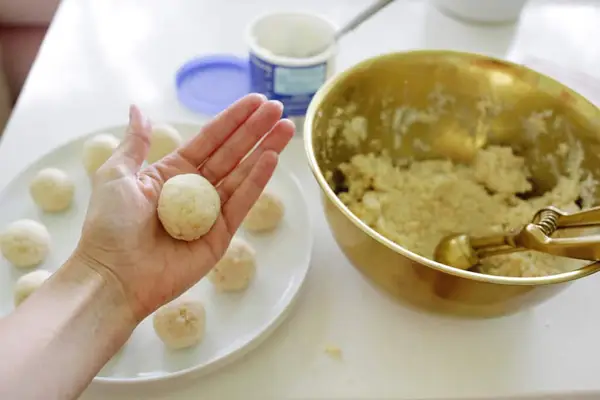 rolling cake pops into balls