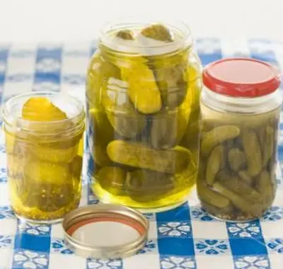 pickles em potes