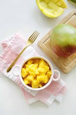 Mango and mango cubes for easy way to cut mango