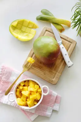 Mango and mango cubes for easy way to cut mango