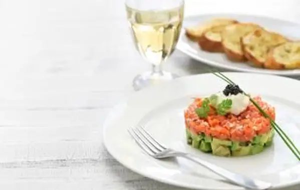 Tartar z lososa s bielym vínom