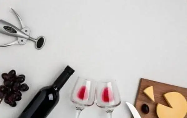 גבינה ויין אדום