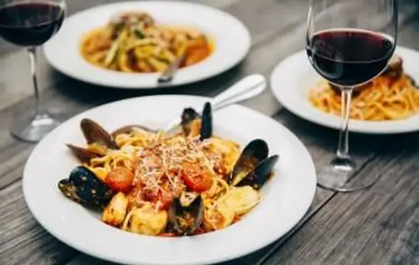 פסטה של ​​פירות ים עם יין