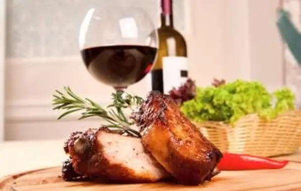 Beste Weinpaarungen mit Schweinefleisch von Cut and Cuisine