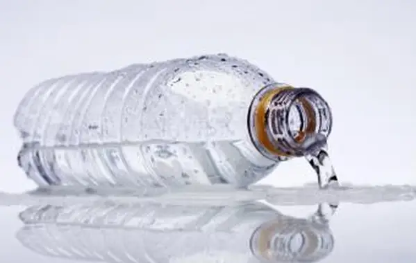 Una bottiglia d'acqua di plastica sdraiata su un lato