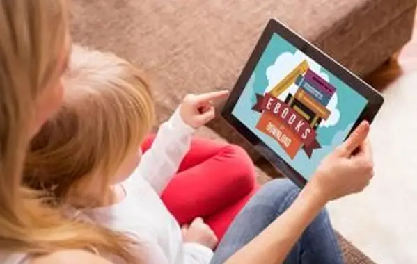 Mutter und Tochter schauen sich den Buchdownload an