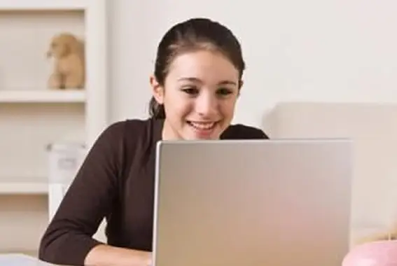 Mädchen liest online