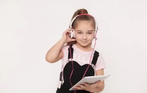 Mädchen mit Tablet Hörbuch hören