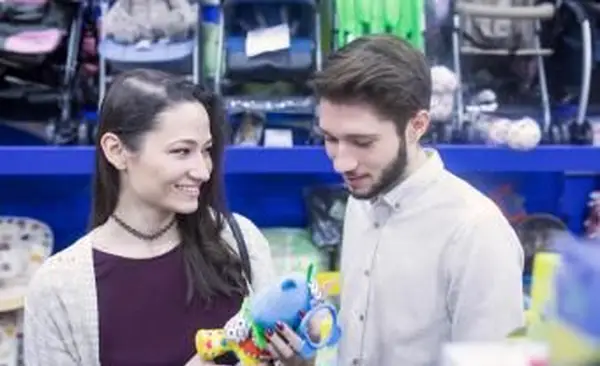 Paar beim Einkaufen von Babyspielzeug