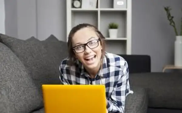 צור כרטיסי אלקטרוני מדברים משלך בחינם