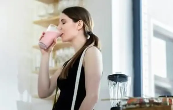 Mujer bebiendo batido
