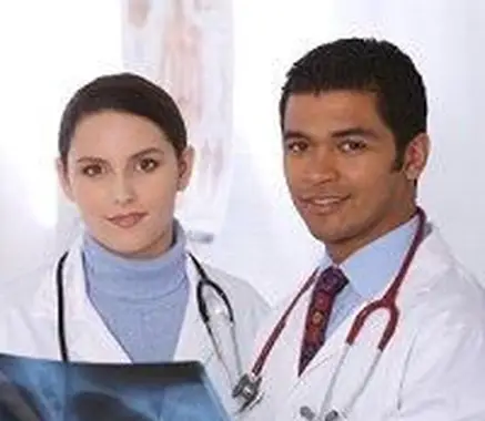 רופאים ורופאים מקיימים צילום רנטגן