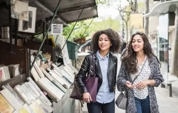 서점을 지나서 걷다